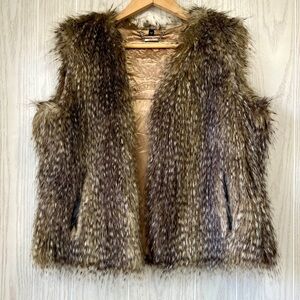 Express Faux Fur Vest Clasp Closure Front Pockets Large Gold Interior EUC